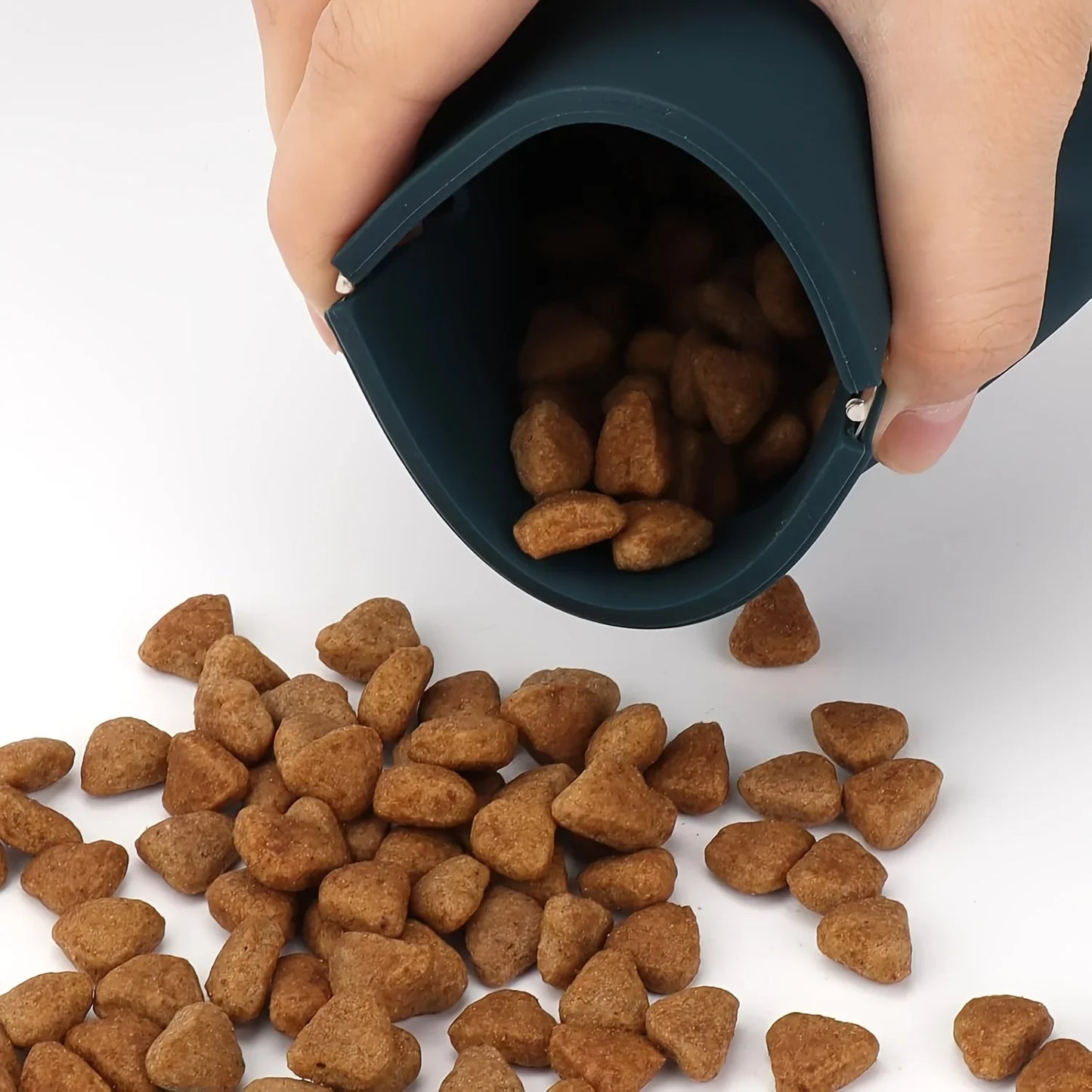 1 Silicone Dog Snack Bag, Portable Pet Snack Bag, Easy To Clean and Waterproof, Convenient Pet Food Bag for Outdoor Training